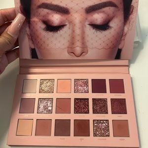 Huda beauty the nude palette